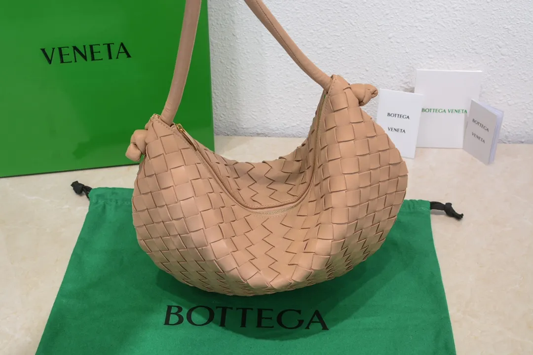 Batch 1260 BV has released a new product. TURN # Recommended new popular style is still the classic woven logo that we can recognize at a glance. It is really a unique style that is familiar and unfamiliar! Made of sheepskin woven with beautiful gold beads on the shoulder straps for free adjustment. When in use, you can switch between the shoulder and handle bag at will. It has a concave and convex shape anytime and anywhere. It is a practical king with a unique personality. With the right color combination, it can be sweet or salty. It is full of style. Summer catwalk style is beautiful. Pull it out quickly. Size: 40*3*24, model: 6699-3#